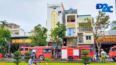 Đà Nẵng: Cháy quán karaoke, cảnh sát PCCC phải đục tường để cứu hỏa
