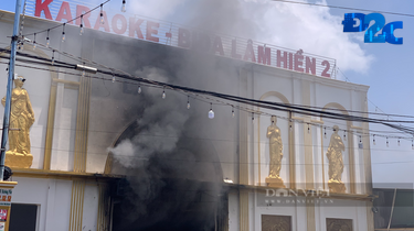 Cháy quán Karaoke nổi tiếng ở Đắk Lắk, điều động hàng chục xe chữa cháy đến hiện trường