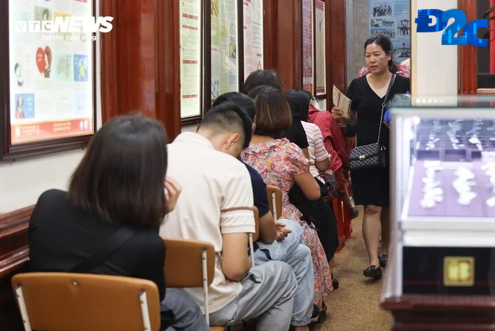 Nhiều cửa hàng vàng ở Hà Nội kín khách trong ngày 29/11. (Ảnh: Thành Lâm)